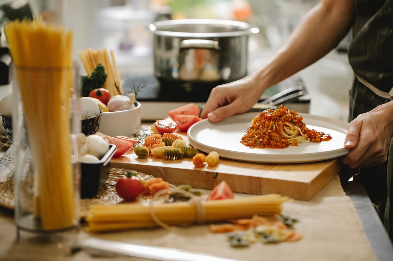 Persona que está cocinando pasta